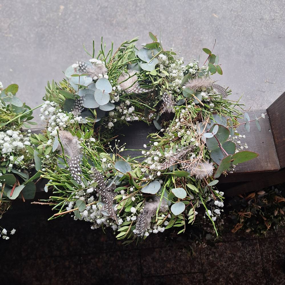 Kranz Frisch grün mit Feder D25cm (726)