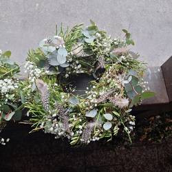 Kranz Frisch grün mit Feder D25cm (726)