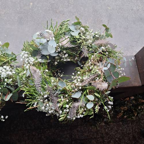 Kranz Frisch grün mit Feder D25cm (726)