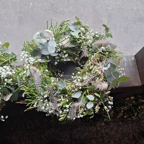 Kranz Frisch grün mit Feder D25cm (726)